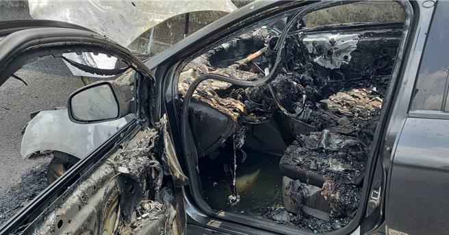 火势从车头延烧几乎全毁。（民眾提供／潘虹恩台中传真）