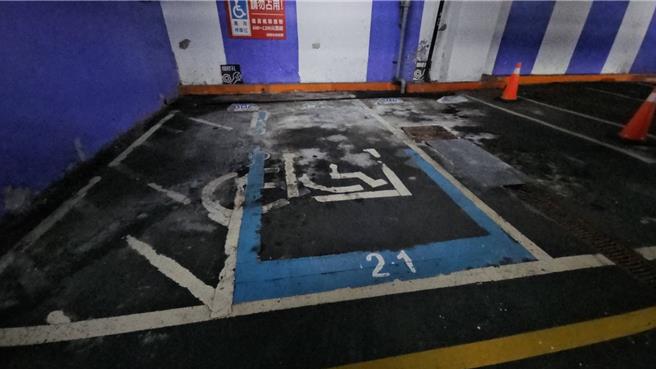 绿营议员质疑微风得标东岸商场后，承诺相关设备改善未执行。基隆市长谢国梁回应，NET至今占着东岸商场没付任何租金，以致厂商没有收入，微风要如何作整体规画，会再了解。（市议员郑文婷提供／徐佑升基隆传真）