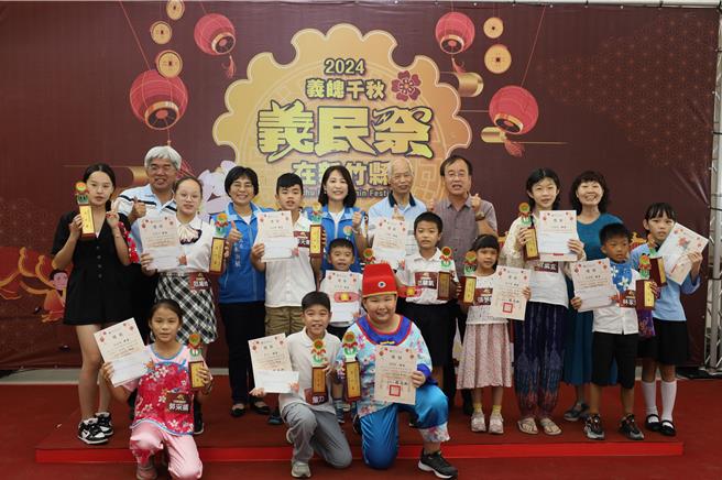 新竹县客语说故事比赛20日在枋寮国小展开最终决赛，获奖学生合影留念。（新竹县府提供／邱立雅竹县传真）
