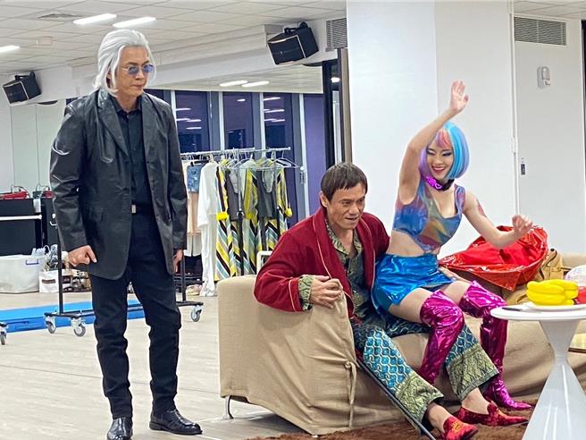 黄尚禾（左起）、凯尔；卢以恩大玩三人行。（果陀剧场提供）