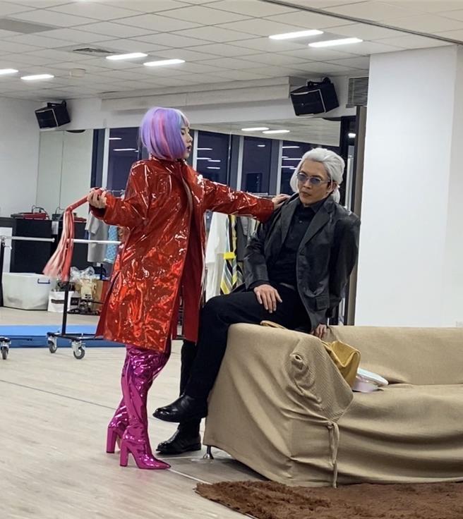 卢以恩随身包包内竟装满SM道具。（果陀剧场提供）