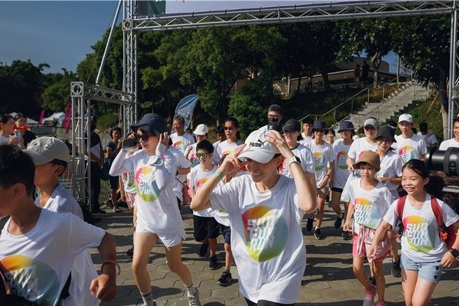 新竹市政府首度於青草湖舉辦的「環湖小鐵人趣味賽」20日盛大登場。（新竹市政府提供／陳育賢新竹傳真）