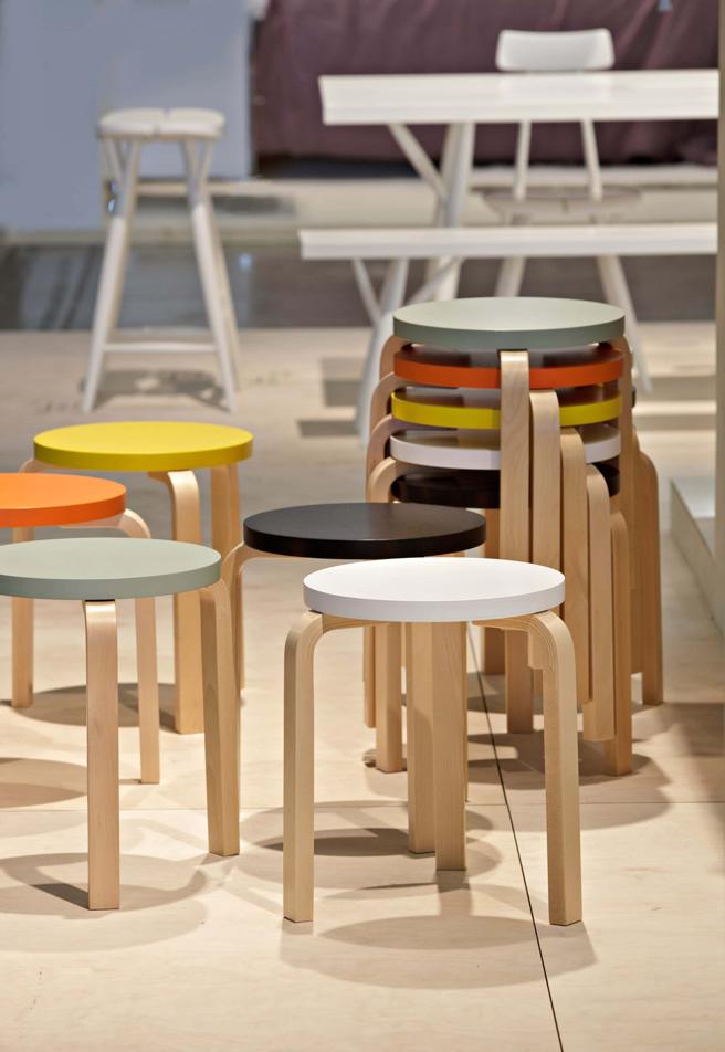 Stool E60 四脚圆凳，(深黑、纯白、鲜黄、橙橘、绿湖)定价1万2500元，(黑色油毡座面)定价1万2600，(全黑、胡桃木色、蜜色桦木)定价1万3500元。（北欧橱窗提供）