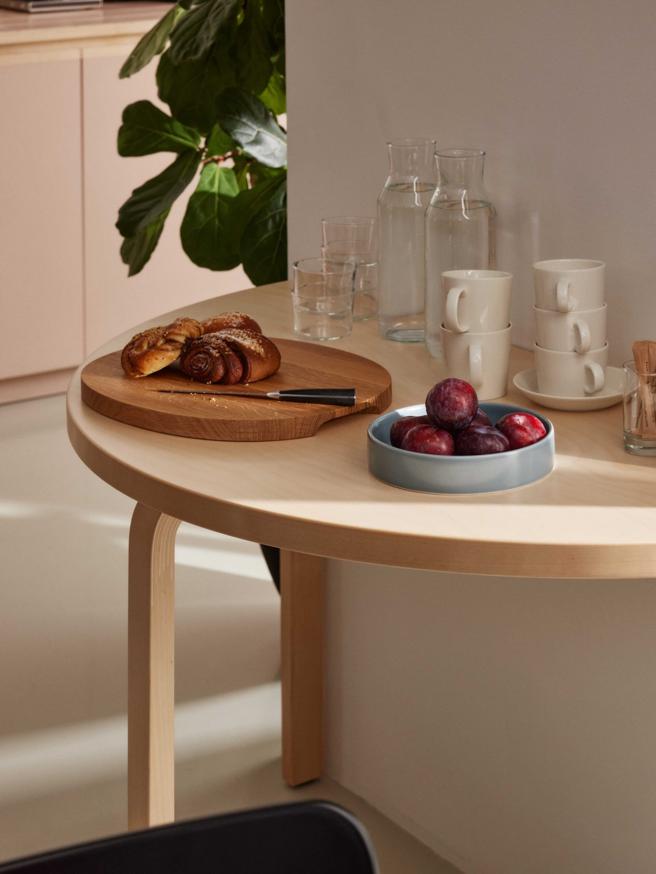 Aalto Table half-round Table 95 半圆桌，定价5万1100元。（北欧橱窗提供）