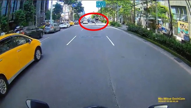 女子為了搭上計程車，橫跨3車道就是要上車。（翻攝爆料公社）