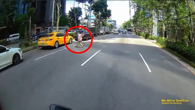 女子為了搭上計程車，橫跨3車道就是要上車。（翻攝爆料公社）