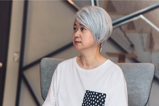 王月剧中饰演爱猫人士，猫咪离世后居然留在旧宅搞鬼。（逆光电影股份有限公司提供）