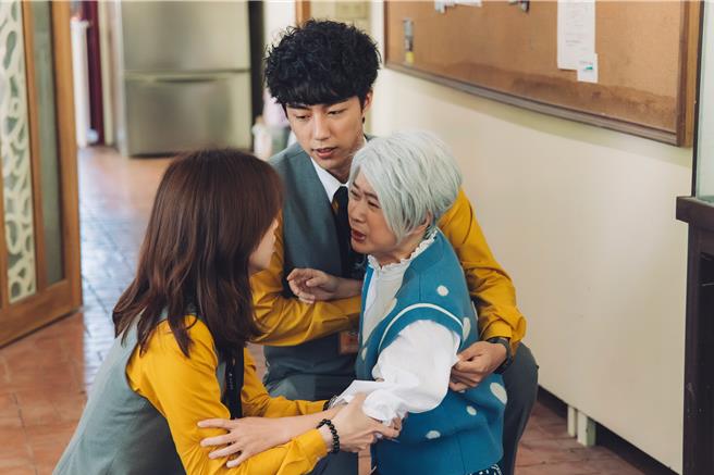 王月（右）对离去爱猫的思念，让也有养狗狗的蔡凡熙（中）、陈庭妮（左）深受打动。（逆光电影股份有限公司提供）