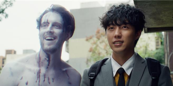 蔡凡熙（右）从房仲菜鸟升级，使用通灵能力调查外国裸男坠楼案件。（逆光电影股份有限公司提供）