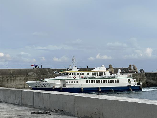 因应颱风凯米，台东往返绿岛和兰屿，以及屏东后壁湖往返兰屿23、24日船班全部取消。（蔡旻妤摄）