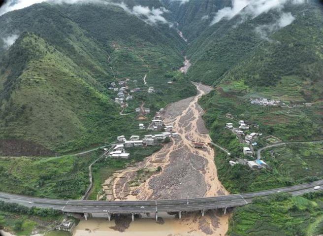 四川雅安升級一級自然災害救助應急回應漢源縣馬烈鄉暴雨災害30餘人失聯。（大陸央視）