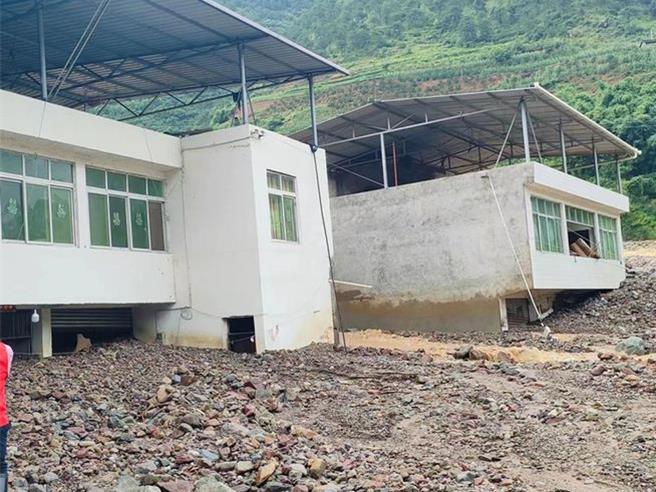 四川雅安升級一級自然災害救助應急回應漢源縣馬烈鄉暴雨災害30餘人失聯。（大陸央視）