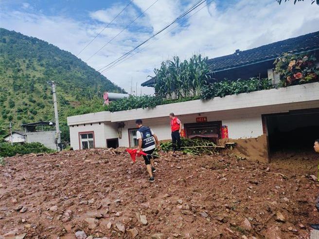 四川雅安升級一級自然災害救助應急回應漢源縣馬烈鄉暴雨災害30餘人失聯。（大陸央視）