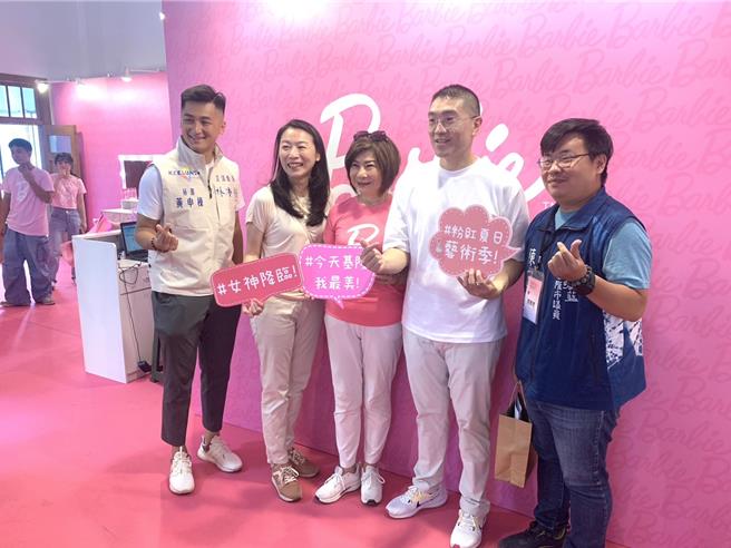 由財團法人基隆市文化基金會主辦「粉紅夏日藝術季」，邀請國內多位藝術家創作「粉紅」作品，還有芭比限定快閃店，基隆市長謝國樑（右二）20日親自「開箱」邀請民眾參觀。（徐佑昇攝）