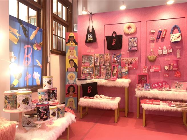 由財團法人基隆市文化基金會主辦「粉紅夏日藝術季」，邀請國內多位藝術家創作「粉紅」作品，還有芭比限定快閃店，基隆市長謝國樑20日親自「開箱」邀請民眾參觀。（徐佑昇攝）