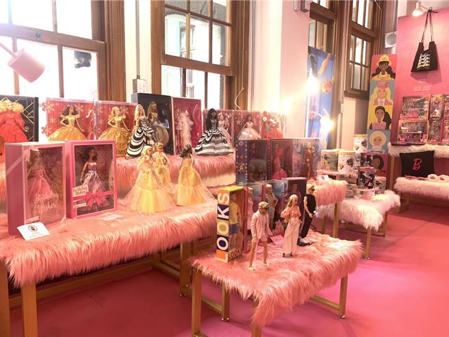 由財團法人基隆市文化基金會主辦「粉紅夏日藝術季」，邀請國內多位藝術家創作「粉紅」作品，還有芭比限定快閃店，基隆市長謝國樑20日親自「開箱」邀請民眾參觀。（徐佑昇攝）