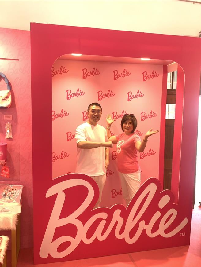 由財團法人基隆市文化基金會主辦「粉紅夏日藝術季」，邀請國內多位藝術家創作「粉紅」作品，還有芭比限定快閃店，基隆市長謝國樑（左）20日親自「開箱」邀請民眾參觀。（徐佑昇攝）