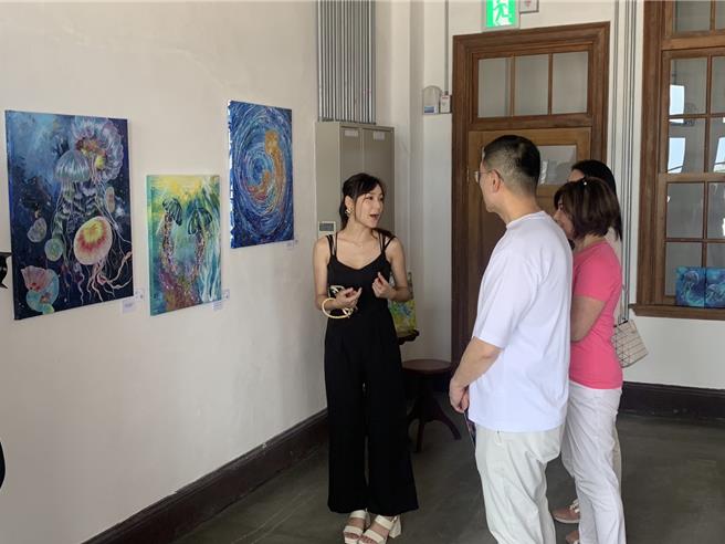 由財團法人基隆市文化基金會主辦「粉紅夏日藝術季」，邀請國內多位藝術家創作以粉紅為主題作品。（徐佑昇攝）