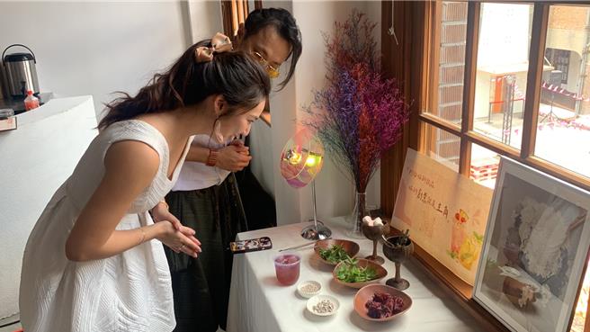 由財團法人基隆市文化基金會主辦「粉紅夏日藝術季」，邀請國內多位藝術家創作以粉紅為主題作品，現場也有雞尾酒藝術創作團隊「Co.01 Studio」提供結合藝術的特調飲品。（徐佑昇攝）