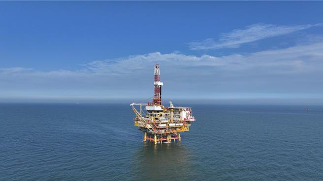 大陆海上首个热採油田首批过热蒸汽吞吐调整井全面投产。图为7月17日拍摄的大陆海上首个稠油热採油田南堡35-2油田。 （新华社）