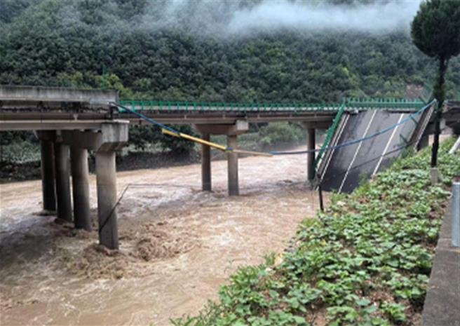 习近平对陕西柞水县高速公路桥梁垮塌11死30余失联指示全力抢险救援。 （大陆央视）