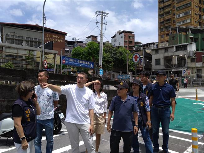 基市府交通处盘点基隆火车站、城际转运站周遭空间，共新增470机车停车格，解决通勤机车族一位难求问题。图为基隆市长谢国梁（左二）会勘情形。（基隆市交通处提供／徐佑升基隆传真）