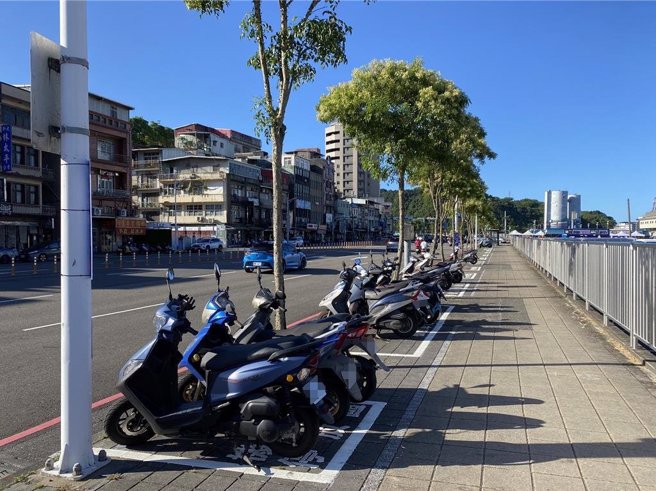 基市府交通处盘点基隆火车站、城际转运站周遭空间，共新增470机车停车格，解决通勤机车族一位难求问题。（基隆市交通处提供／徐佑升基隆传真）
