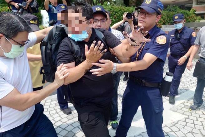 田山盛国多次抗议、泼漆被逮。（本报资料照片）