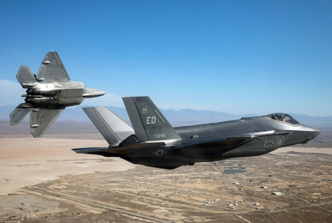 F-22和F-35隱形戰機同框的資料照。（美國空軍）