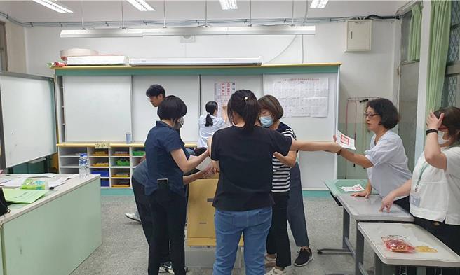 台北市信义区景勤里里长王雷凯，因任内疑似发生贪污、未实际居住于里内、怠忽职守、欠钱不还、有非婚生子女等争议，遭地方里民连署罢免。不过开票结果出炉，同意票仅451票未达门槛，因此罢免案不成立。（丁上程摄）