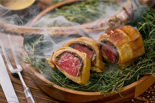 「ROBIN’S 牛排馆」推出「威灵顿无极限」双人分享餐，售价7800元起。(台南晶英酒店提供)