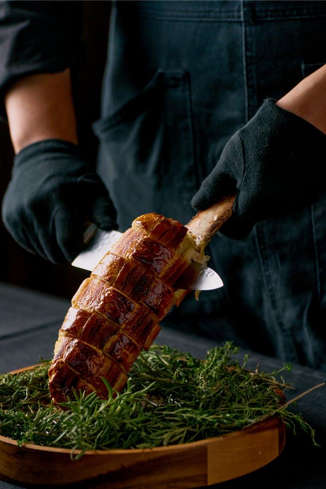 「ROBIN’S 牛排馆」副主厨叶书竣将40盎司的美国极黑和牛带骨牛小排结合威灵顿牛排手法，新推出「威灵顿无极限」。(台南晶英酒店提供)