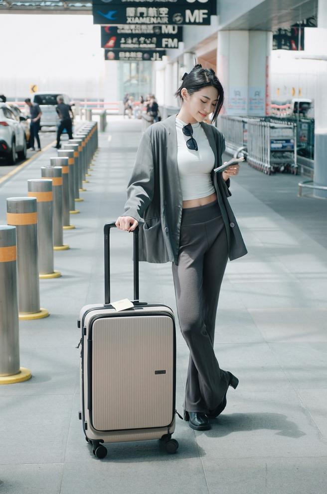 CROWN DOPPIO(咖啡拿铁)19.5吋，8580元。（摘自＠leizi.c. IG）