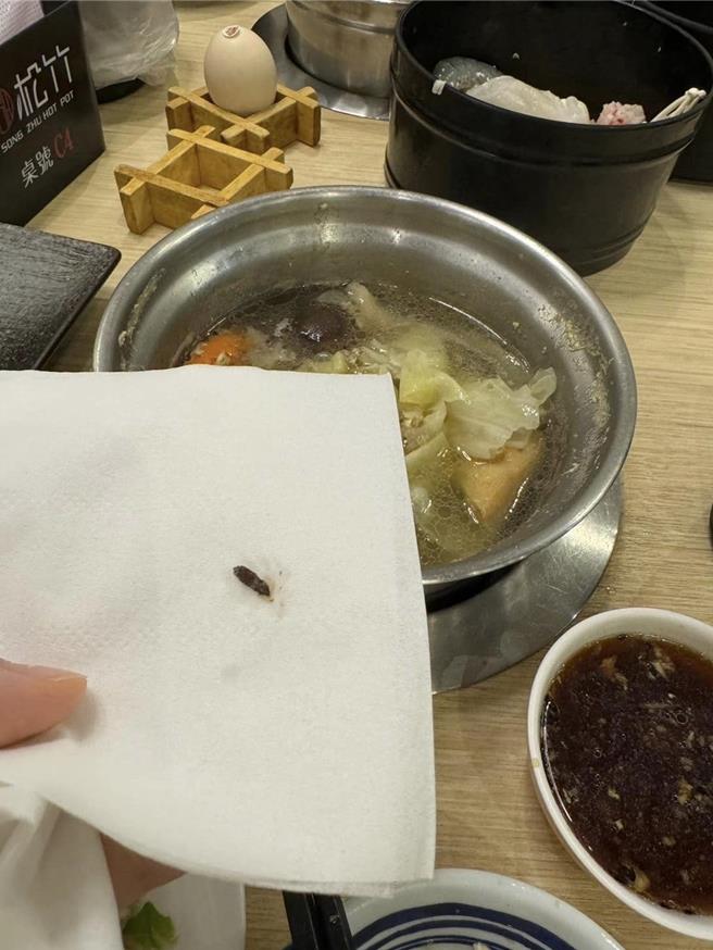 網友稱與家人到中和某火鍋店吃到老鼠屎。（翻攝自臉書《我是永和人》）