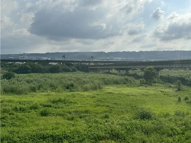 猫罗溪南投河段近来沿岸杂草丛生，影响市区排水，加上堤防尚未兴建完成，每逢大雨常发生积淹水，民眾寝食难安。（立委游颢提供／潘虹恩南投传真）