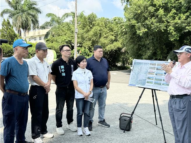 猫罗溪南投河段沿岸杂草丛生，影响市区排水遇上汛期还会回淹，立委游颢（右二）日前会勘讨论整治及淹水解方，三河分署长张稚煇（右一）允诺优先拨209万经费投入下半年沿岸高滩地杂草木清除工作。（立委游颢提供／潘虹恩南投传真）