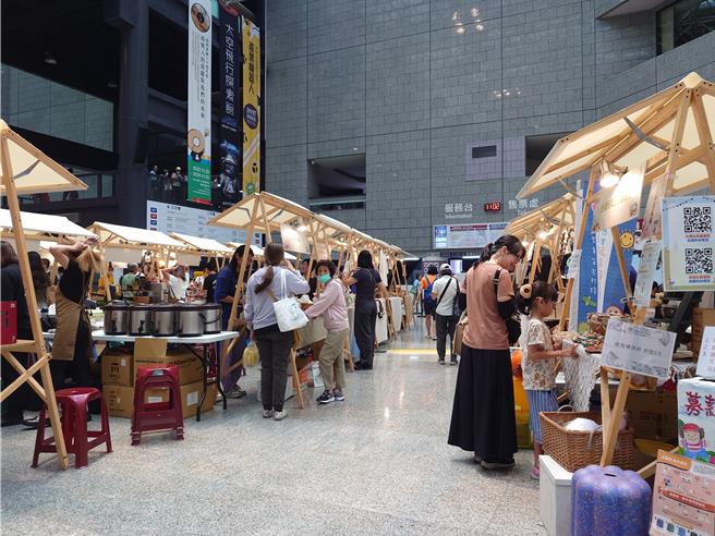 高雄市环保局20日于科工馆举办「高雄人・自绿生活」市集活动，邀集26家企业参与绿生活市集。（任义宇摄）
