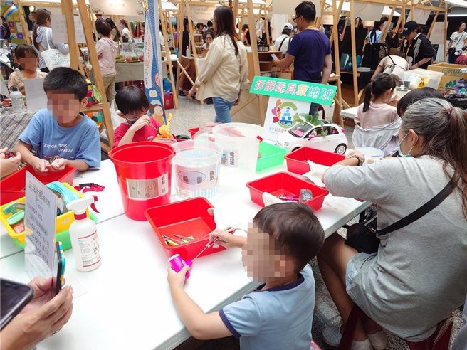 活动现场有摊位让大小朋友体验拆解废玩具，让民眾动手拆解提升回收效率。（任义宇摄）