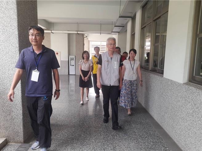 嘉市府教育处长郭添财今天视察国中资优班考生应试情形。（嘉市府提供／廖素慧嘉市传真）