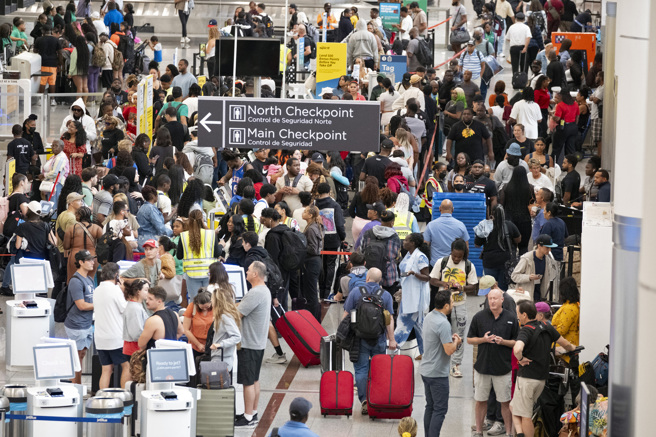 美国乔治亚州哈特斯杰克森亚特兰大国际机场19日因电脑系统停摆影响大量航班运作，取消、延误航班数量均居全球之冠。图为机场大厅19日挤满旅客的景象。（美联社）