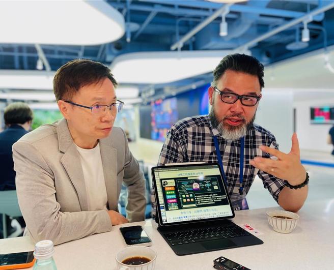 永進機械陳伯佳（右）分享，機械業應用AI三個月效率提升15％。圖／李麗滿