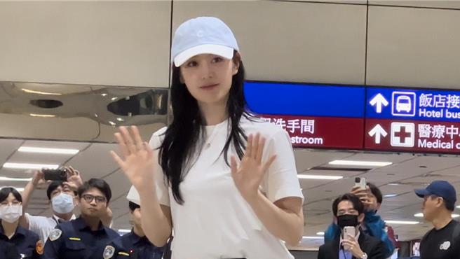 金智媛特地現身桃機第2航廈入境大廳和粉絲打招呼。（孫伊萱攝）