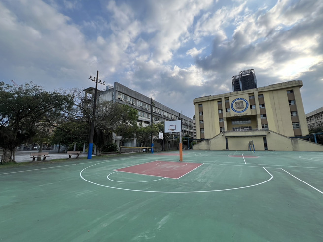 事发篮球场。（翻摄画面）