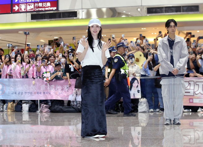《淚之女王》金智媛20日抵台，吸引800粉絲接機 。（圖／范揚光 攝）