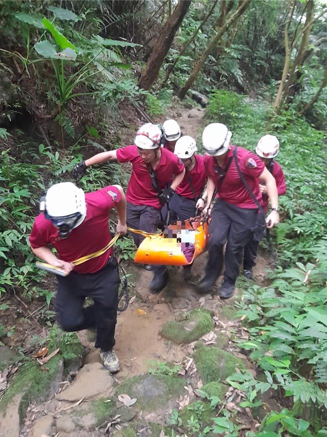 桃园市消防局今天下午接获报案，报案人指52岁谢姓太太在龙潭区小竹坑步道登山不慎摔伤无法行走，请派人车前往协助。消防局人员使用SKED徒手搬运将伤者搬运至平面道路，左小腿肿胀、意识清楚，家属自行送医。（翻摄照片）