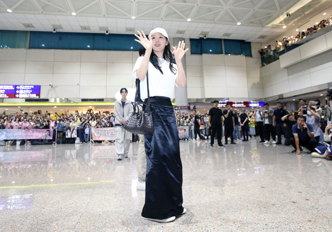 韓星金智媛不忘樓上的粉絲，親切揮手向他們打招呼。（圖／范揚光 攝）