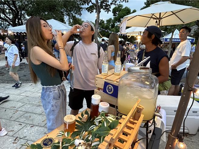 炎炎夏日，屏县府为替民眾消暑，继举办凉夏祭冰品飨宴后，「嗨啤市集」20日随之登场，一连2天在胜利星村激发「屏东夜经济」。（谢佳潾摄）