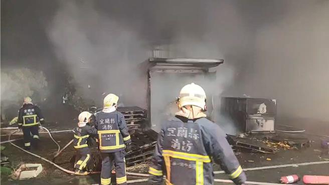 宜兰县礁溪乡一家金纸行仓库今天傍晚发生火警，消防局获报后派员抢救中。（民眾提供）