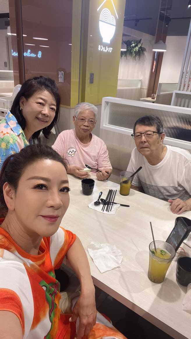 楊繡惠與父母感情非常好。（圖／臉書 楊繡惠）