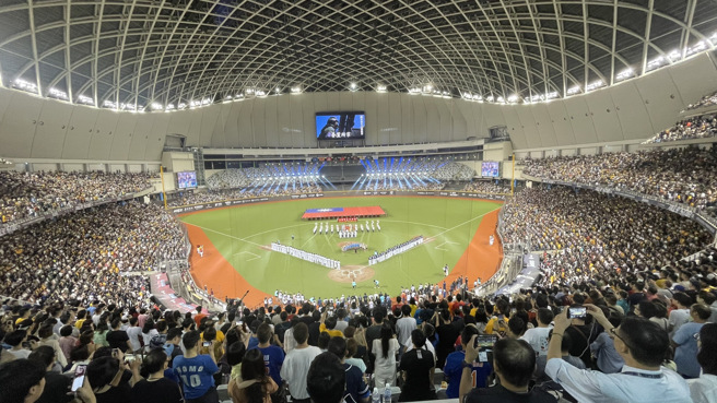 中职明星赛首次前进台北大巨蛋，首日共有33688人进场，写下中职新猷。（毛琬婷摄）